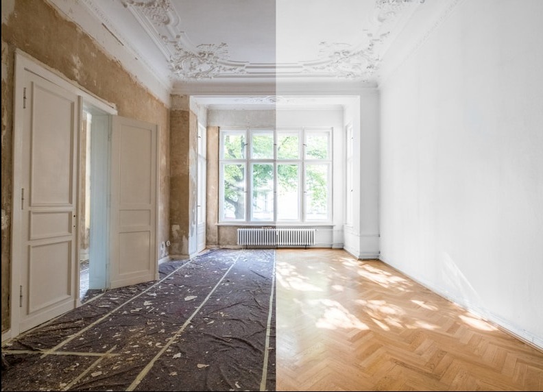 Pokój podzielony na pół: lewa strona w trakcie remontu z odkrytą ścianą, zabezpieczoną podłogą i otwartymi drzwiami, prawa strona po remoncie z pomalowanymi ścianami, odnowioną podłogą...