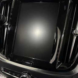 Brand New Car - Matowa folia PPF zabezpieczająca ekran dotykowy w samochodzie, widoczne detale deski rozdzielczej i kratki wentylacyjne.