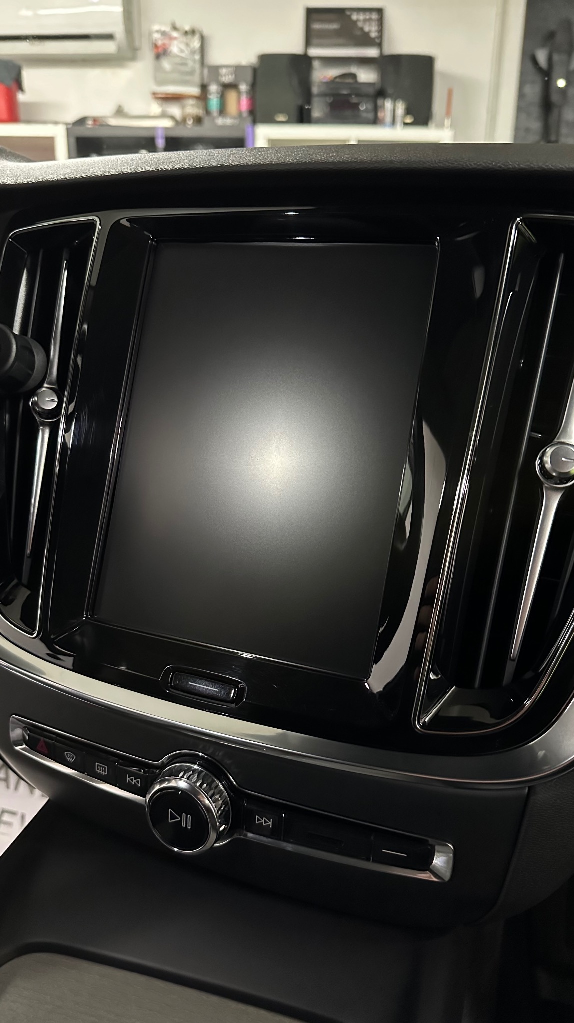 Matowa folia PPF zabezpieczająca ekran dotykowy w samochodzie, widoczne detale deski rozdzielczej i kratki wentylacyjne.