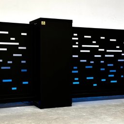 Brama przesuwna bez przeciwwagi  z integrowaną furtką .