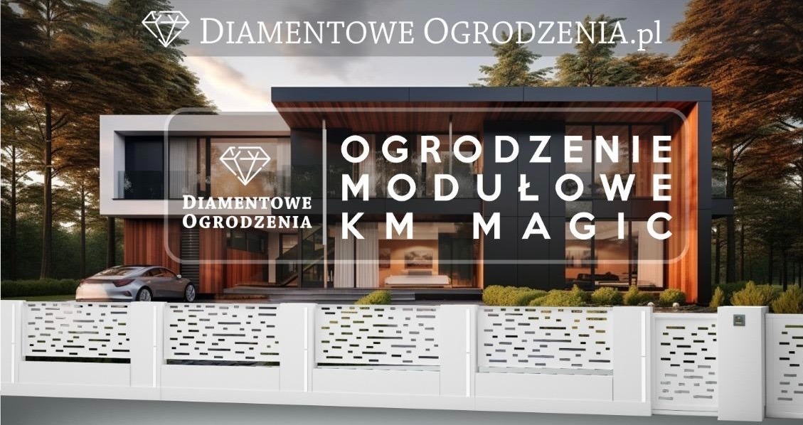 Wizualizacja nowoczesnego, białego ogrodzenia modułowego z poziomymi, prostokątnymi perforacjami na tle minimalistycznego domu z dużymi przeszkleniami i samochodem.