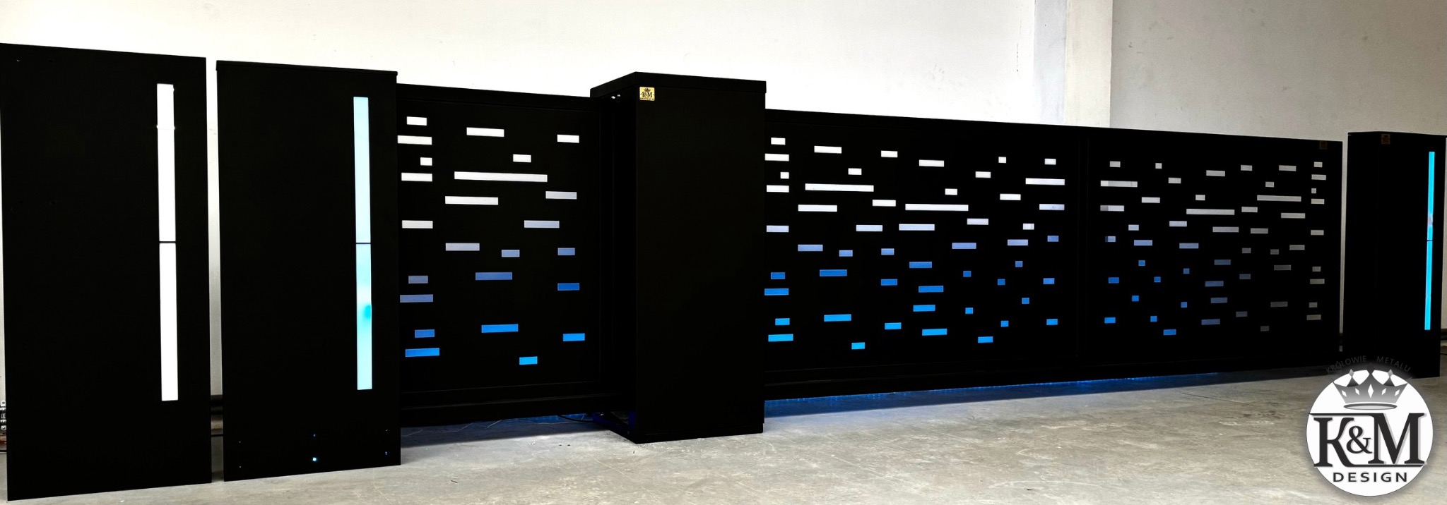 Brama przesuwna bez przeciwwagi z integrowaną furtką .