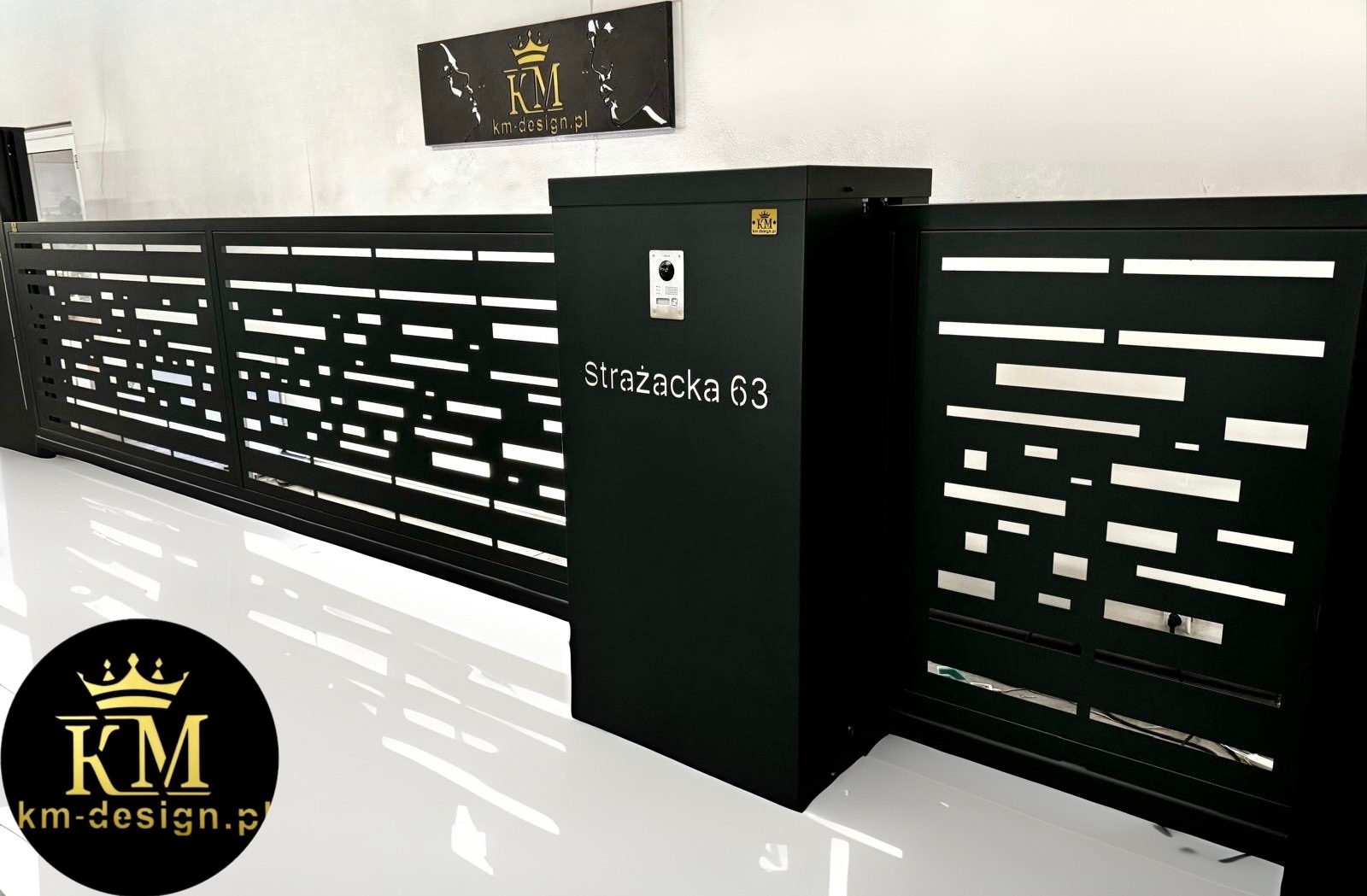 Nowoczesna, przesuwna brama wjazdowa z czarnymi, metalowymi panelami o ażurowym wzorze, zintegrowana ze skrzynką na listy z adresem 'Strażacka 63'.