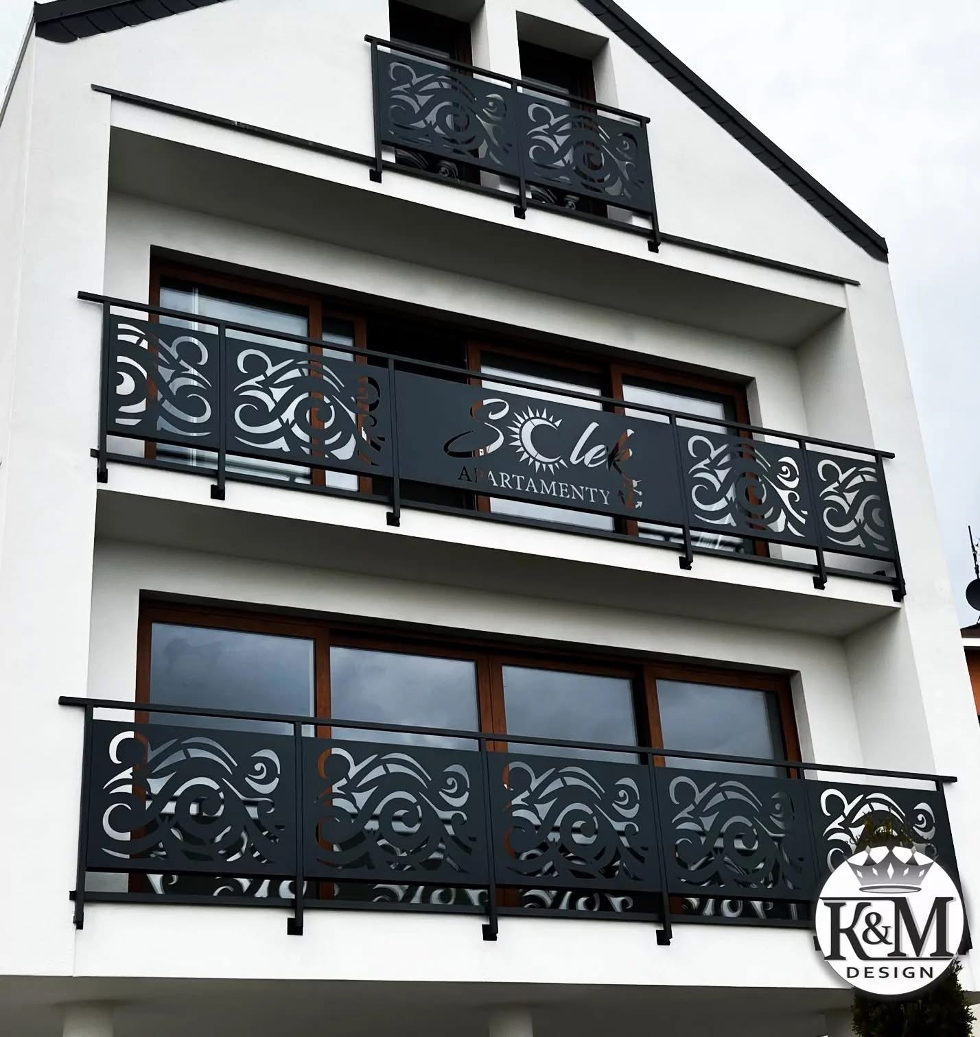 Eleganckie, ażurowe balustrady balkonowe z metalu, z logo apartamentów, w Koszalinie. Nowoczesny design i precyzyjne wykonanie.