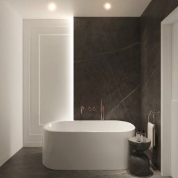 Space Between Pracownia Projektowa Patrycja Piróg - Nowoczesna łazienka z wolnostojącą białą wanną, marmurową ścianą i armaturą w kolorze różowego złota, uzupełniona o marmurowy stolik z kosmetykami i ręcznikiem.