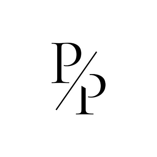 Minimalistyczne logo firmy z dwoma literami P, przedzielonymi ukośną kreską, na białym tle.