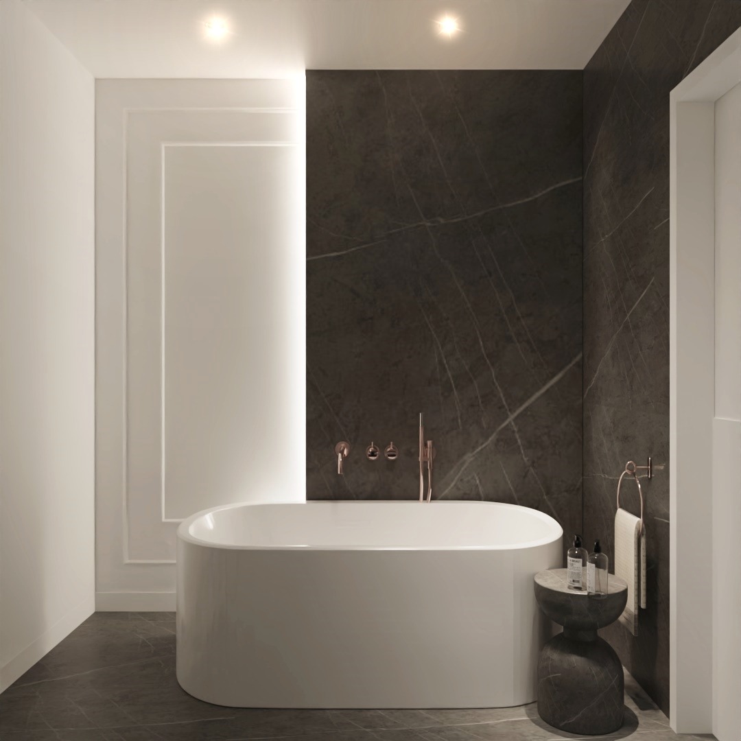 Nowoczesna łazienka z wolnostojącą białą wanną, marmurową ścianą i armaturą w kolorze różowego złota, uzupełniona o marmurowy stolik z kosmetykami i ręcznikiem.