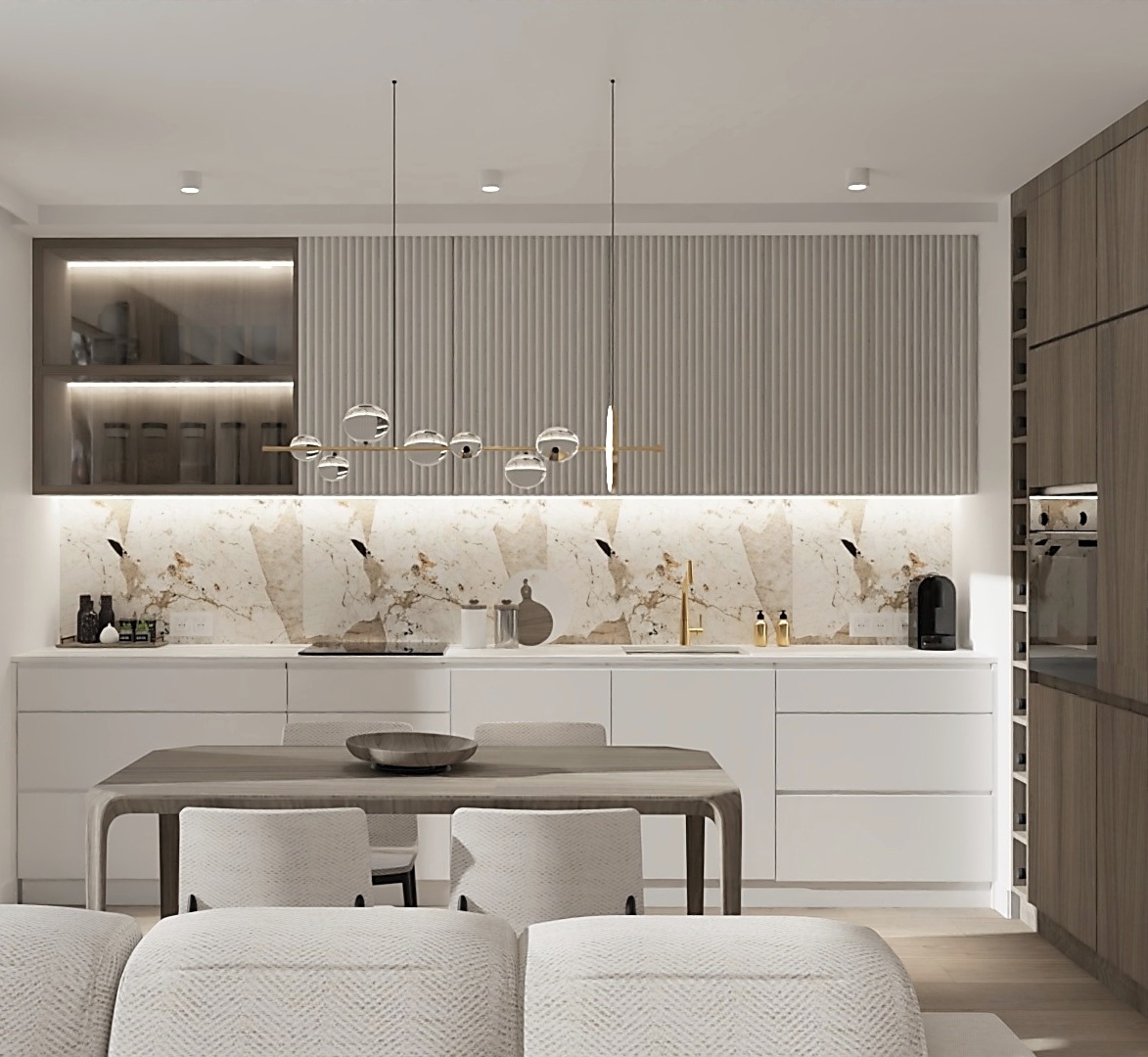 Nowoczesna kuchnia z marmurowym backsplash, białymi szafkami, drewnianymi akcentami i designerską lampą wiszącą nad stołem jadalnym, widziana z perspektywy salonu.