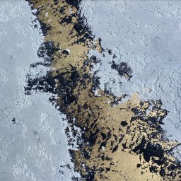 ArtDecor - Fragment ściany z dekoracyjnym tynkiem w odcieniach szarości i złota, z wyraźną fakturą i nieregularnymi wzorami.