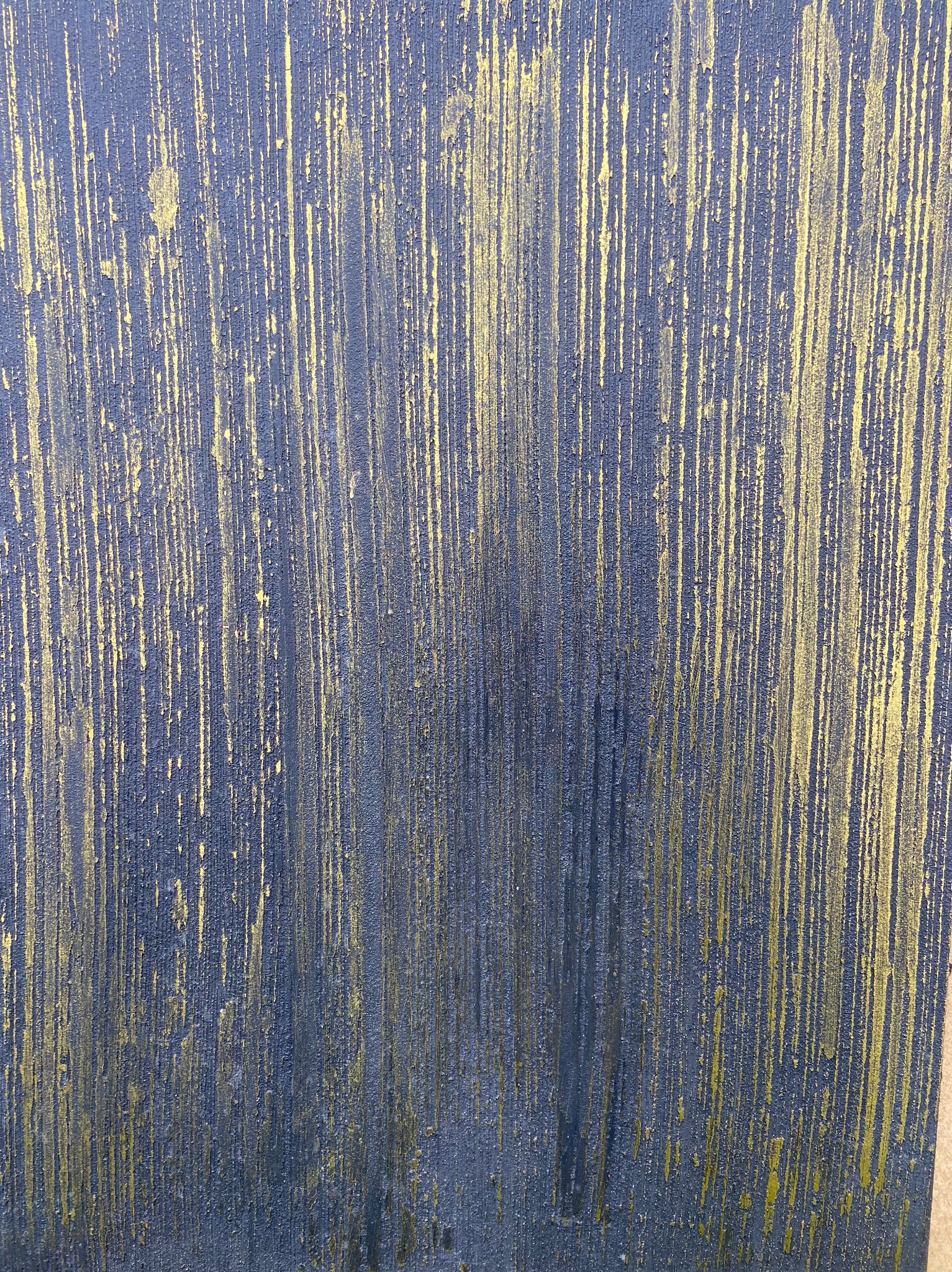 Dekoracyjna struktura ściany w odcieniach granatu i złota, wykonana w Starogardzie Gdańskim, z wyraźnymi pionowymi smugami i nierównomiernym rozłożeniem farby.