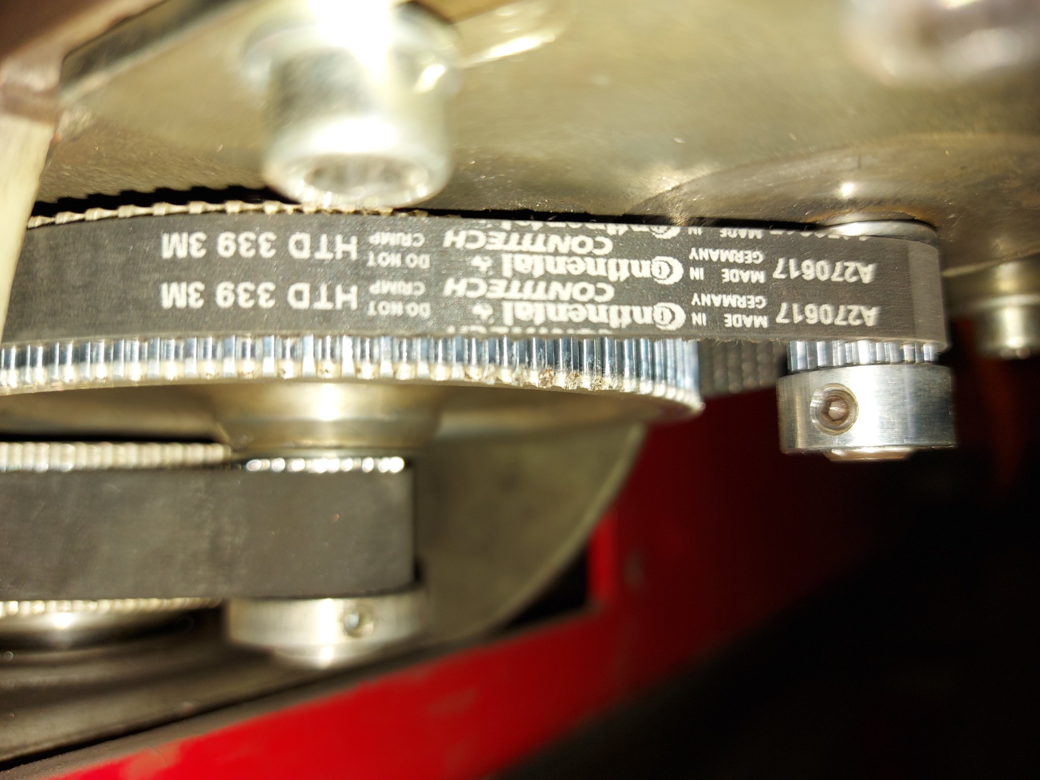 Szczegółowy widok paska zębatego Continental CONTECH HTD 339 3M w maszynie, wyprodukowanego w Niemczech, Biery.