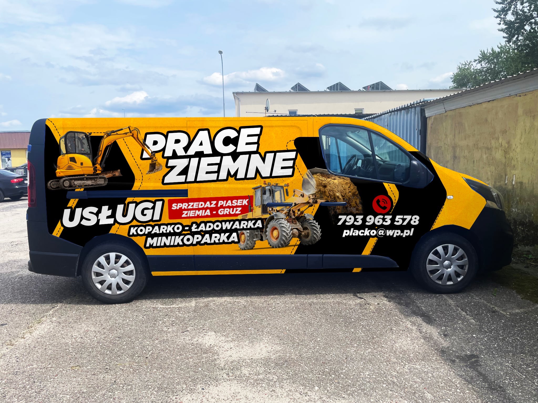 Żółto-czarny van z grafiką koparki, ładowarki i napisem 'Prace Ziemne', 'Usługi', 'Sprzedaż Piasek Ziemia-Gruz', 'Koparko-ładowarka Minikoparka' oraz numerem telefonu.