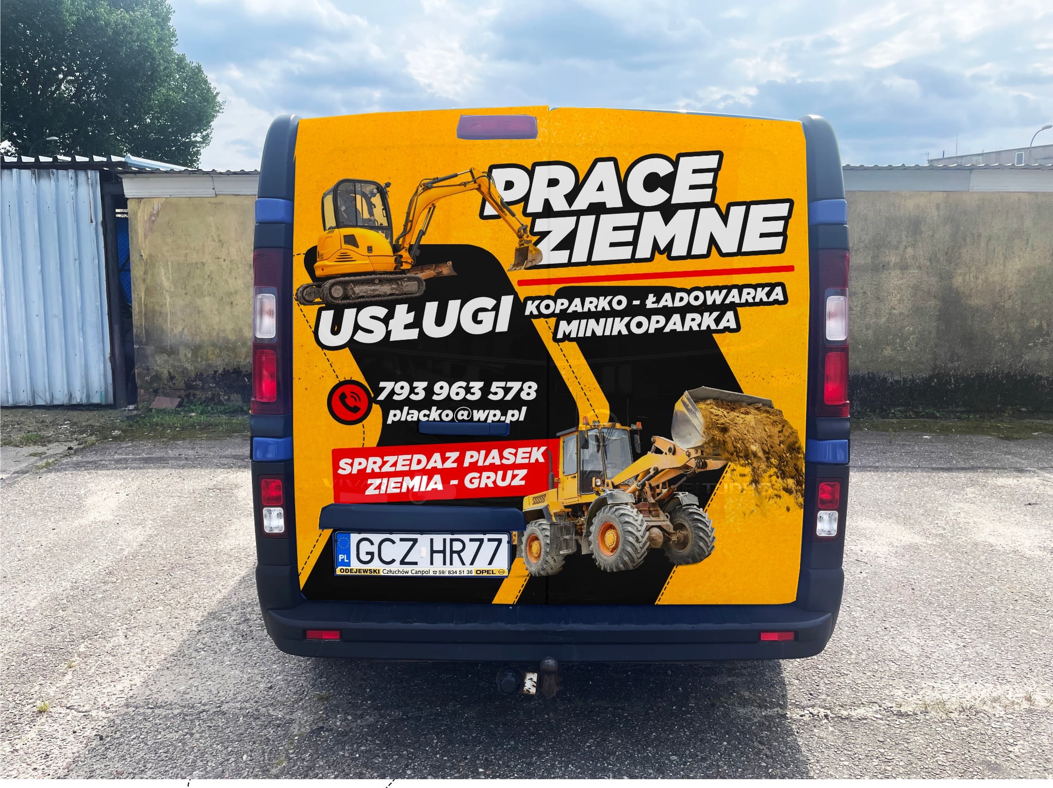Żółty van z grafiką usług ziemnych: koparko-ładowarka, minikoparka, sprzedaż piasku, ziemi i gruzu. Widoczny numer telefonu i adres e-mail. Tablica rejestracyjna GCZ HR77.