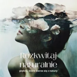 Portret kobiety z nałożonym motywem kwiatów, wody i odcisku palca, z tekstem 'Rozkwitaj naturalnie', w pastelowej kolorystyce.