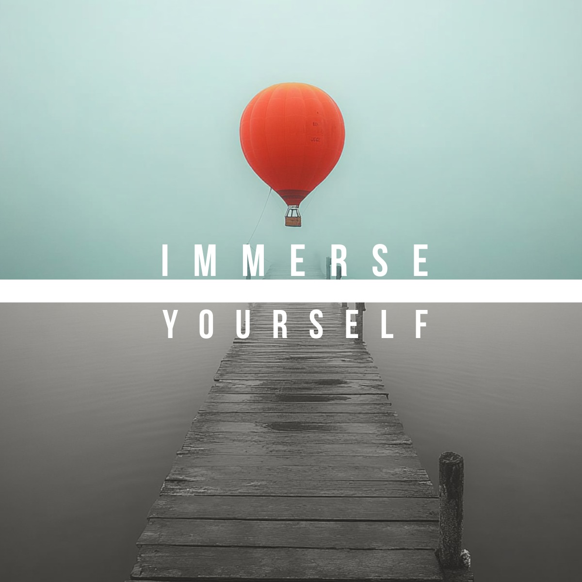 Pomarańczowy balon na tle mglistego nieba nad drewnianym pomostem w jeziorze, z napisem 'IMMERSE YOURSELF'