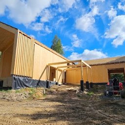 Nadzory i Realizacja Inwestycji Łukasz Piękoś - Projekt typu 'stodoła' w całości prefabrykowany z drewna klejonego.