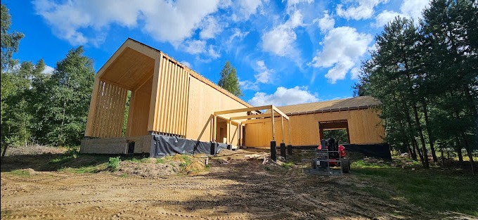 Projekt typu 'stodoła' w całości prefabrykowany z drewna klejonego.