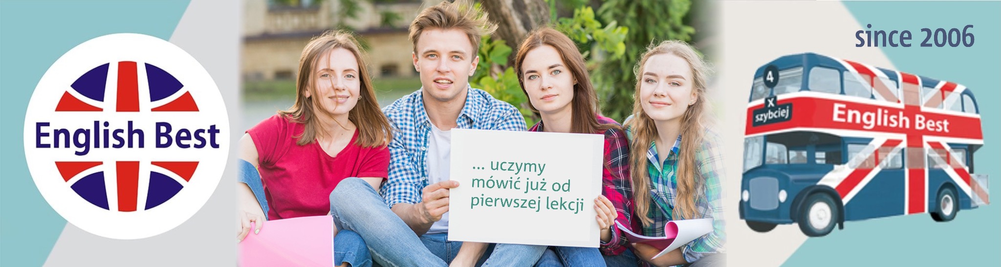 Grupa czterech uśmiechniętych młodych osób siedzi na trawie, trzymając kartkę z napisem '...uczymy mówić już od pierwszej lekcji', obok logo szkoły językowej English Best i grafika autobusu...