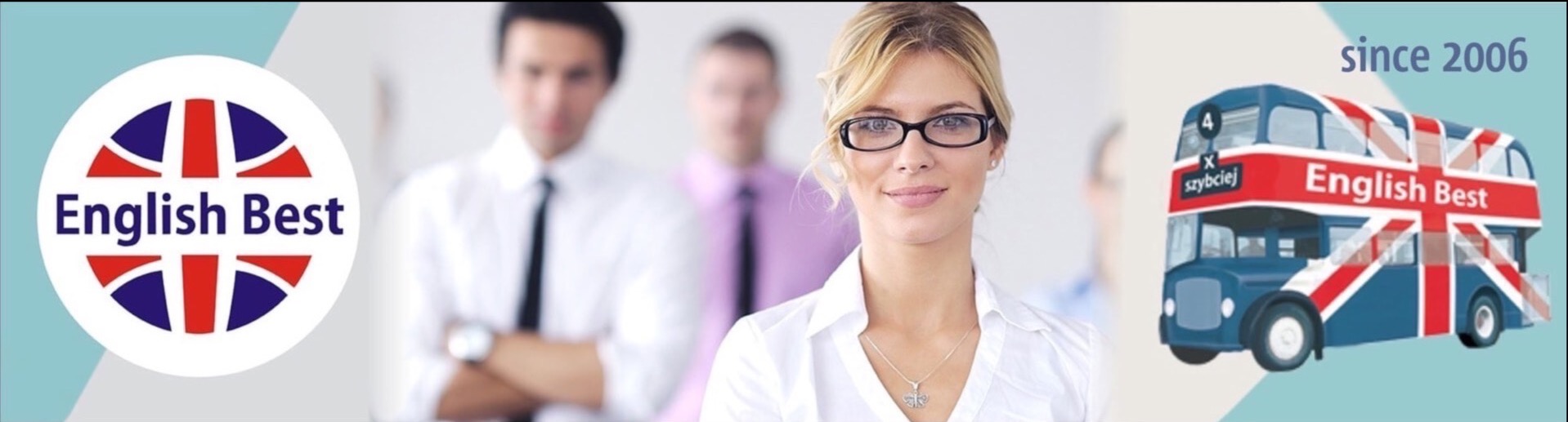 Profesjonalny portret kobiety w okularach, z zespołem w tle i logo szkoły językowej 'English Best' oraz ilustracją autobusu z flagą brytyjską.