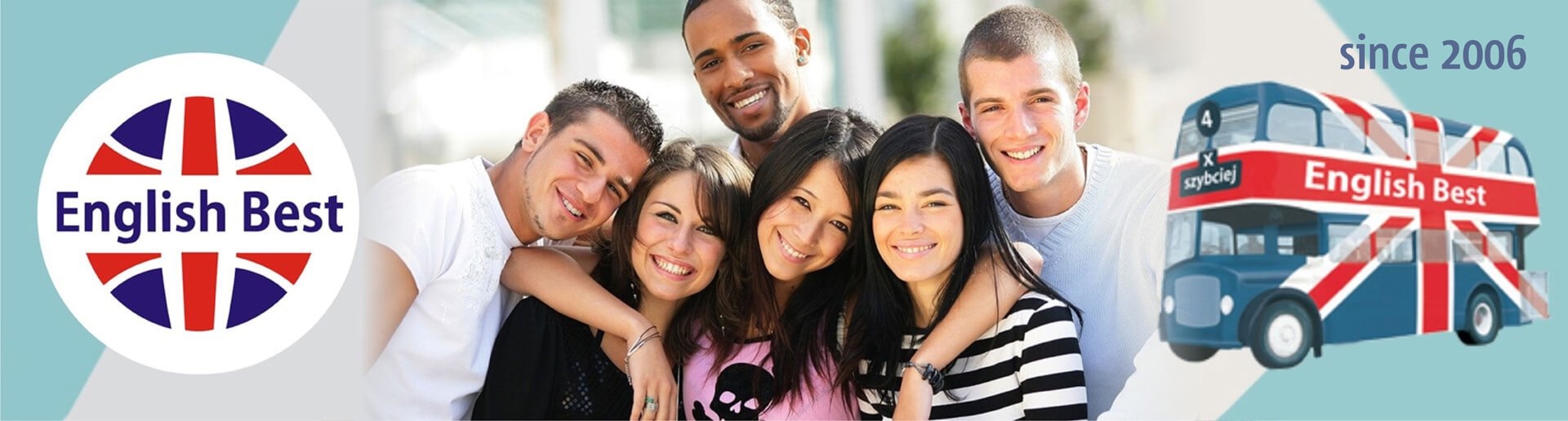 Zdjęcie grupowe uśmiechniętych młodych osób, logo firmy z flagą Wielkiej Brytanii oraz dwupiętrowy autobus z napisem 'English Best' na tle jasnego tła.