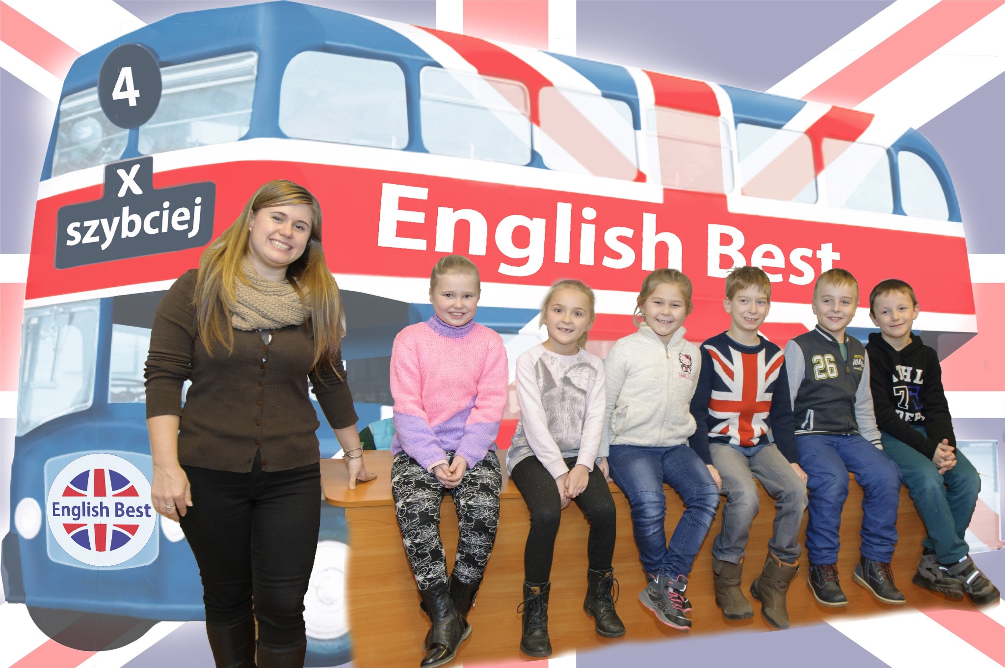 Nauczycielka i grupa dzieci siedząca na ławce na tle grafiki przedstawiającej dwupiętrowy autobus z motywami flagi brytyjskiej i napisem 'English Best'.