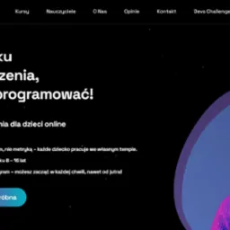 Strona internetowa Nextdevs z kursem programowania dla dzieci, z uśmiechniętym chłopcem oświetlonym w kolorach magenta i niebieskim. Czarny nagłówek z menu.