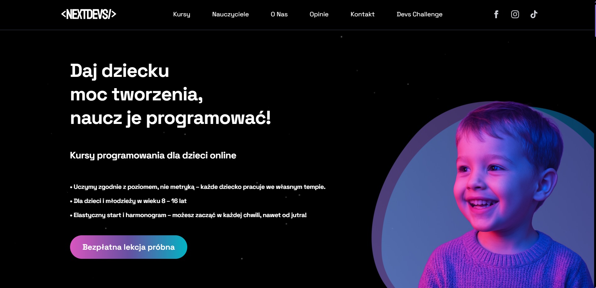Strona internetowa Nextdevs z kursem programowania dla dzieci, z uśmiechniętym chłopcem oświetlonym w kolorach magenta i niebieskim. Czarny nagłówek z menu.
