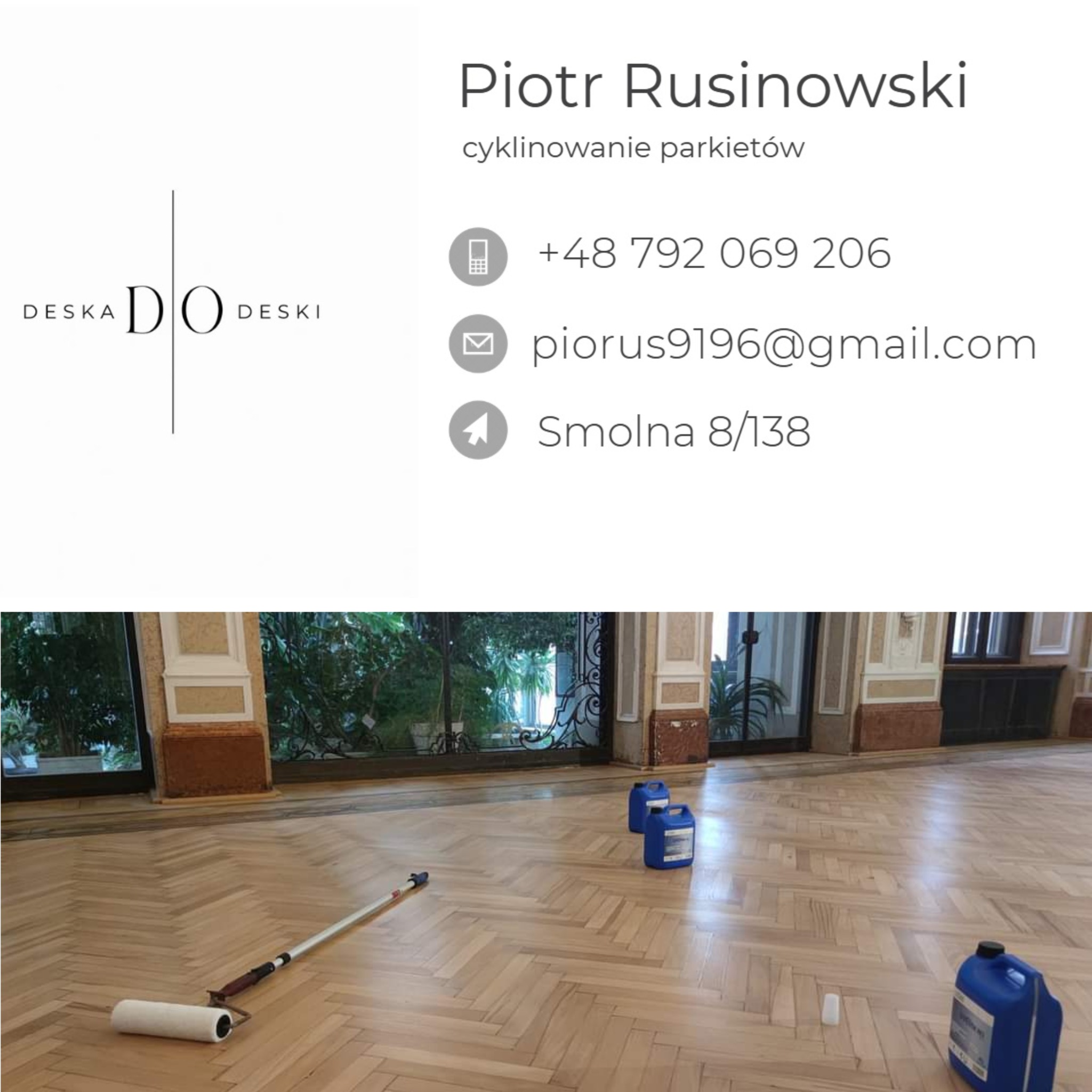 Parkiet ułożony w jodełkę po renowacji, widoczne dwa niebieskie pojemniki z preparatem i wałek malarski, wysokie okna z roślinami w tle.