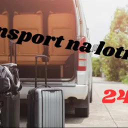 Bagaże przed otwartym bagażnikiem busa, przygotowane do transportu na lotnisko, widoczne dwa walizki i torba podróżna.