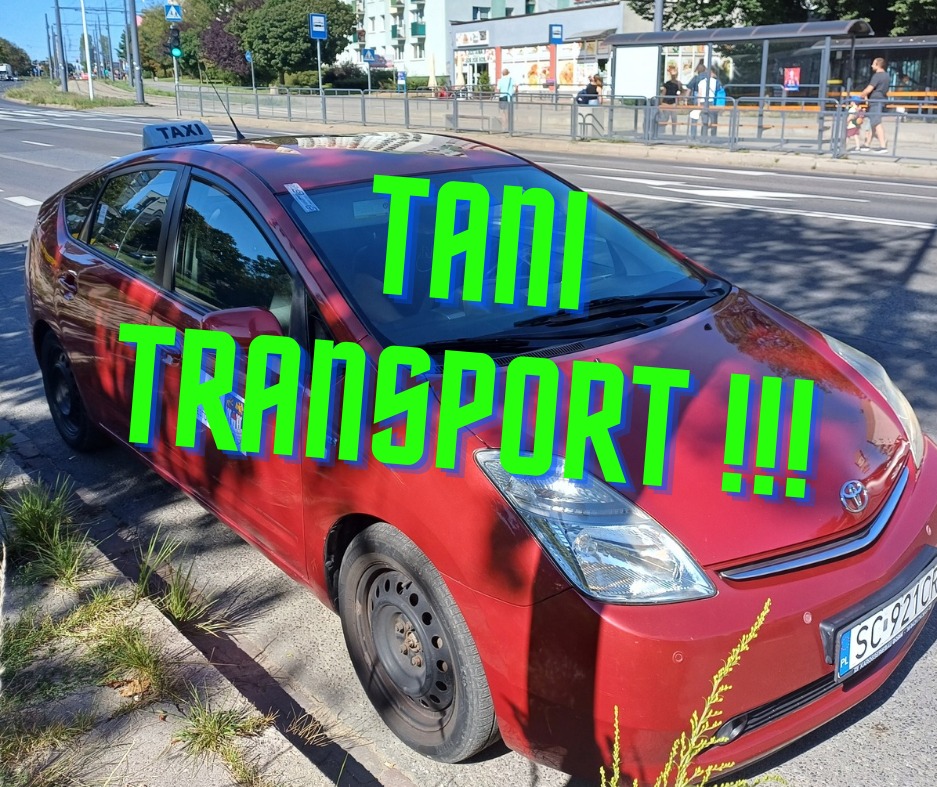 Czerwony samochód osobowy z napisem 'TANI TRANSPORT !!!' na tle przystanku autobusowego z pasażerami.