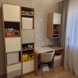 Pokój dziecięcy z biurkiem, krzesłem na złotych nóżkach i regałem z półkami oraz szafką wiszącą, oświetlony lampą sufitową z białymi kulami.