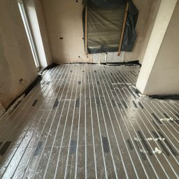 Grupa Majewscy Sp. Z O.O. - Montaż ogrzewania podłogowego w zabudowie suchej.