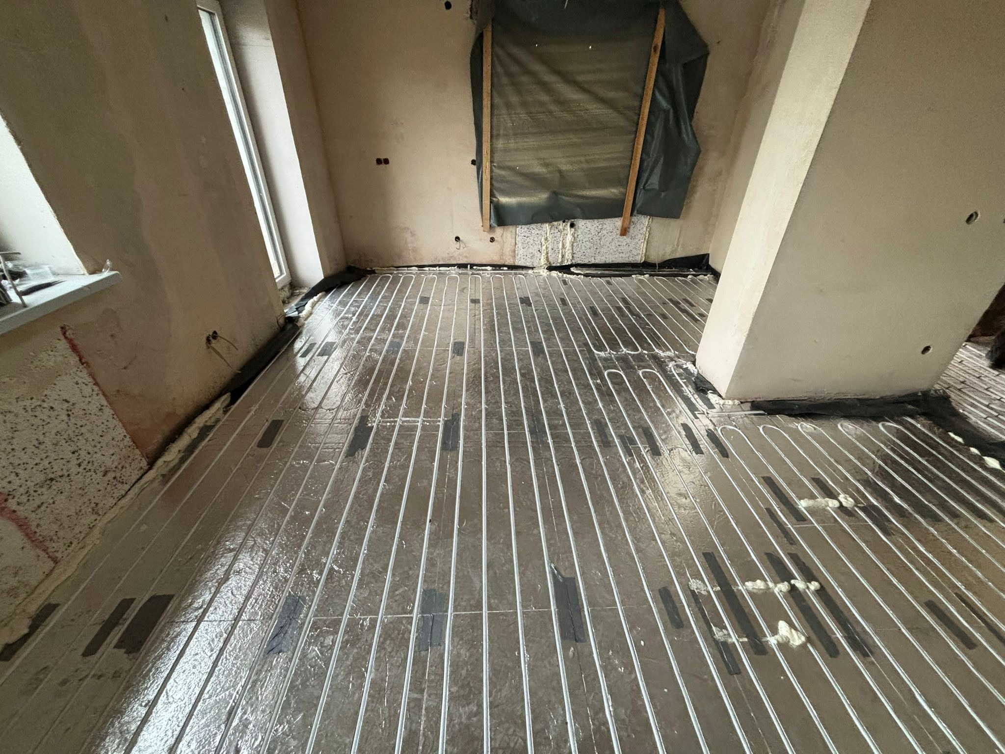 Montaż ogrzewania podłogowego w zabudowie suchej.