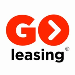 Logo firmy GO leasing z pomarańczowym napisem GO i strzałką w kółku oraz czarnym napisem leasing z symbolem R w kółku.