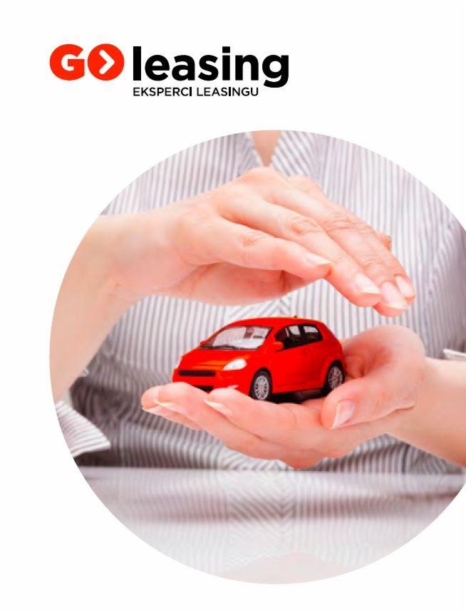 Dłonie kobiety w koszuli w paski chronią mały, czerwony model samochodu osobowego, logo firmy 'GO leasing' w tle.