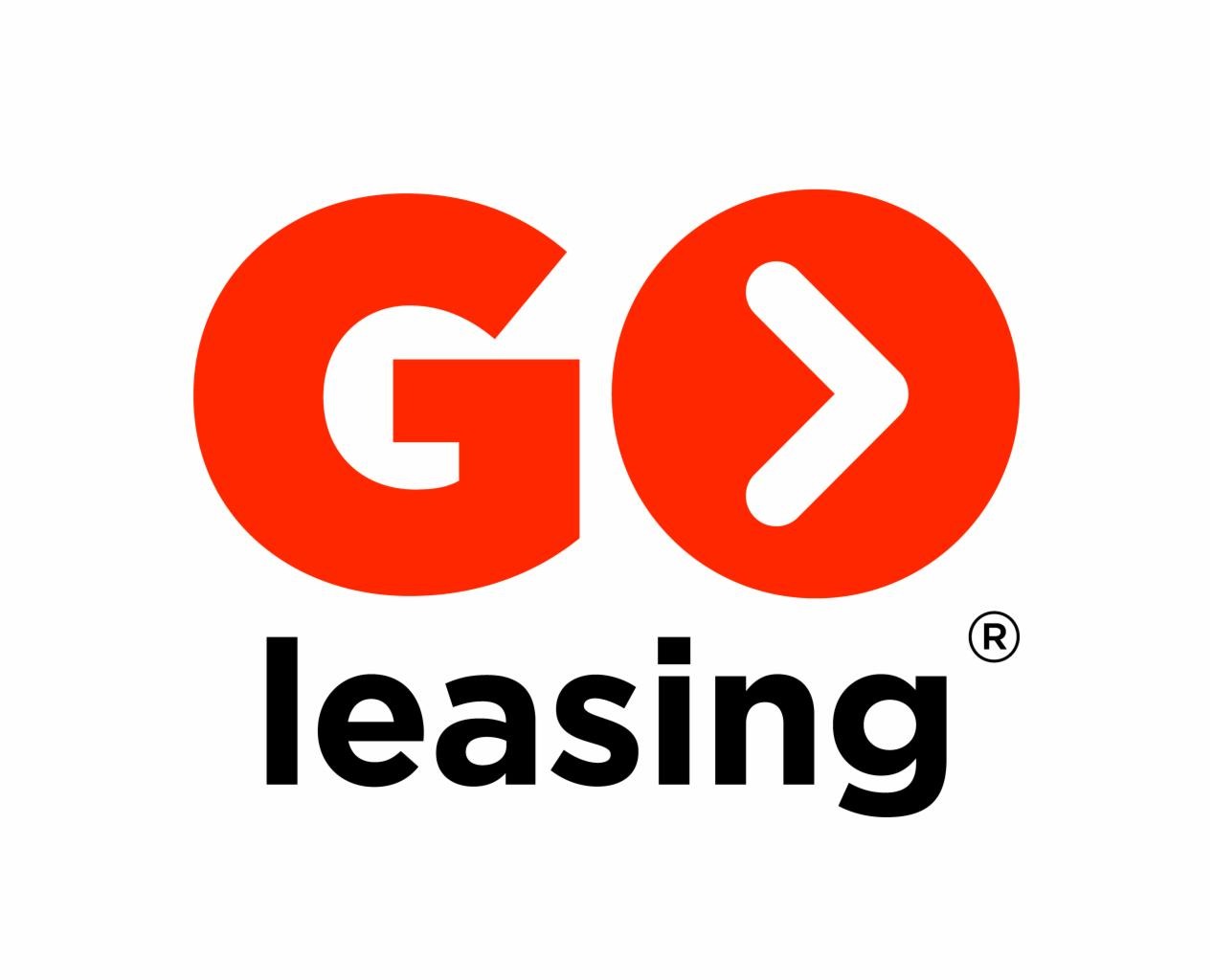 Logo firmy GO leasing z pomarańczowym napisem GO i strzałką w kółku oraz czarnym napisem leasing z symbolem R w kółku.