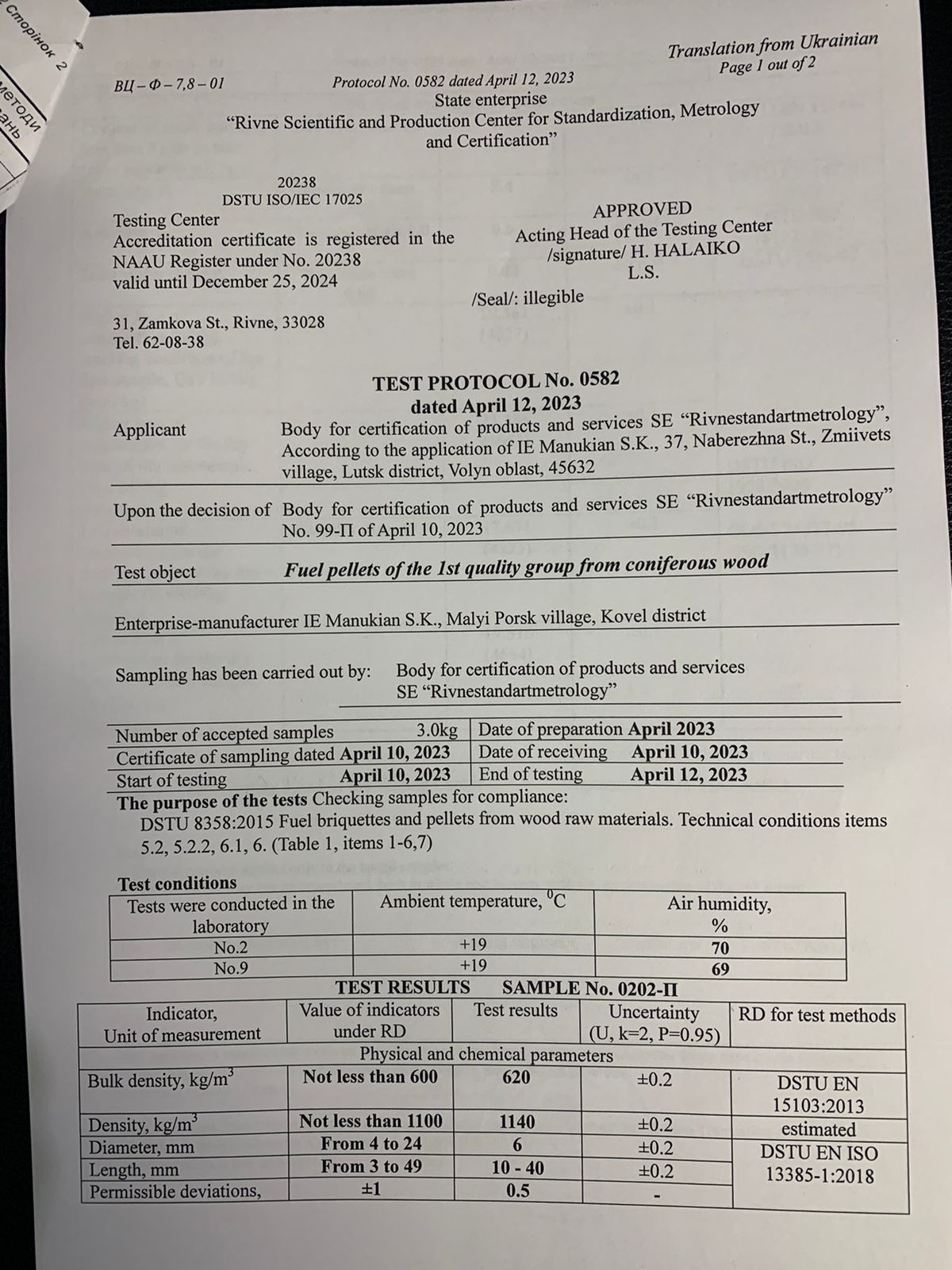 Skan protokołu badania pelletu drzewnego, zawierający wyniki testów fizykochemicznych, takie jak gęstość nasypowa, gęstość, średnica i długość, z oznaczeniami norm i odchyleniami.