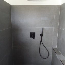 GawBud - Nowoczesny prysznic z szarymi płytkami, czarną armaturą i deszczownicą, minimalistyczny design.