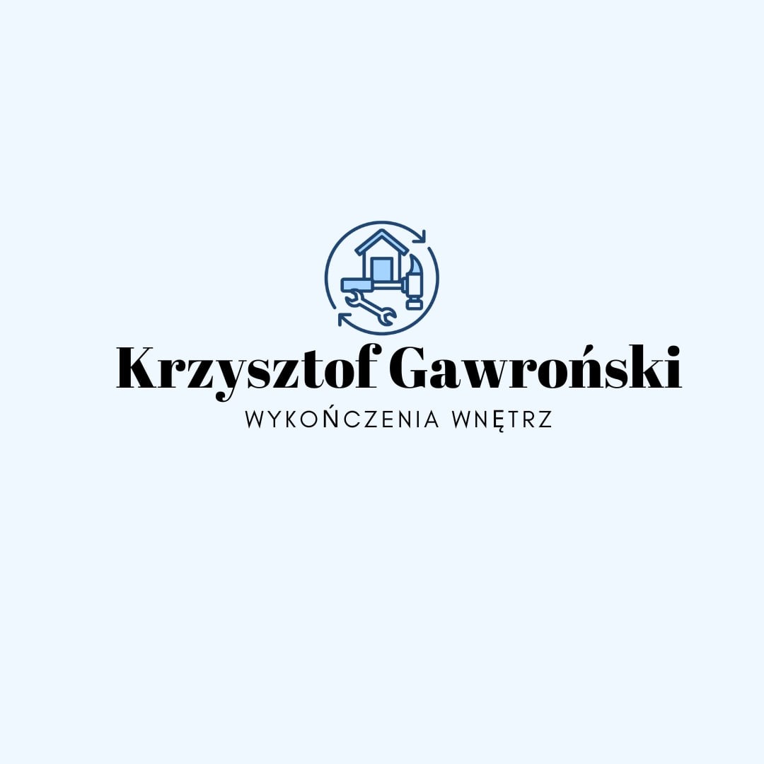 Logo firmy Krzysztof Gawroński Wykończenia Wnętrz, z symbolem domu, młotka i klucza w okręgu na jasnoniebieskim tle.