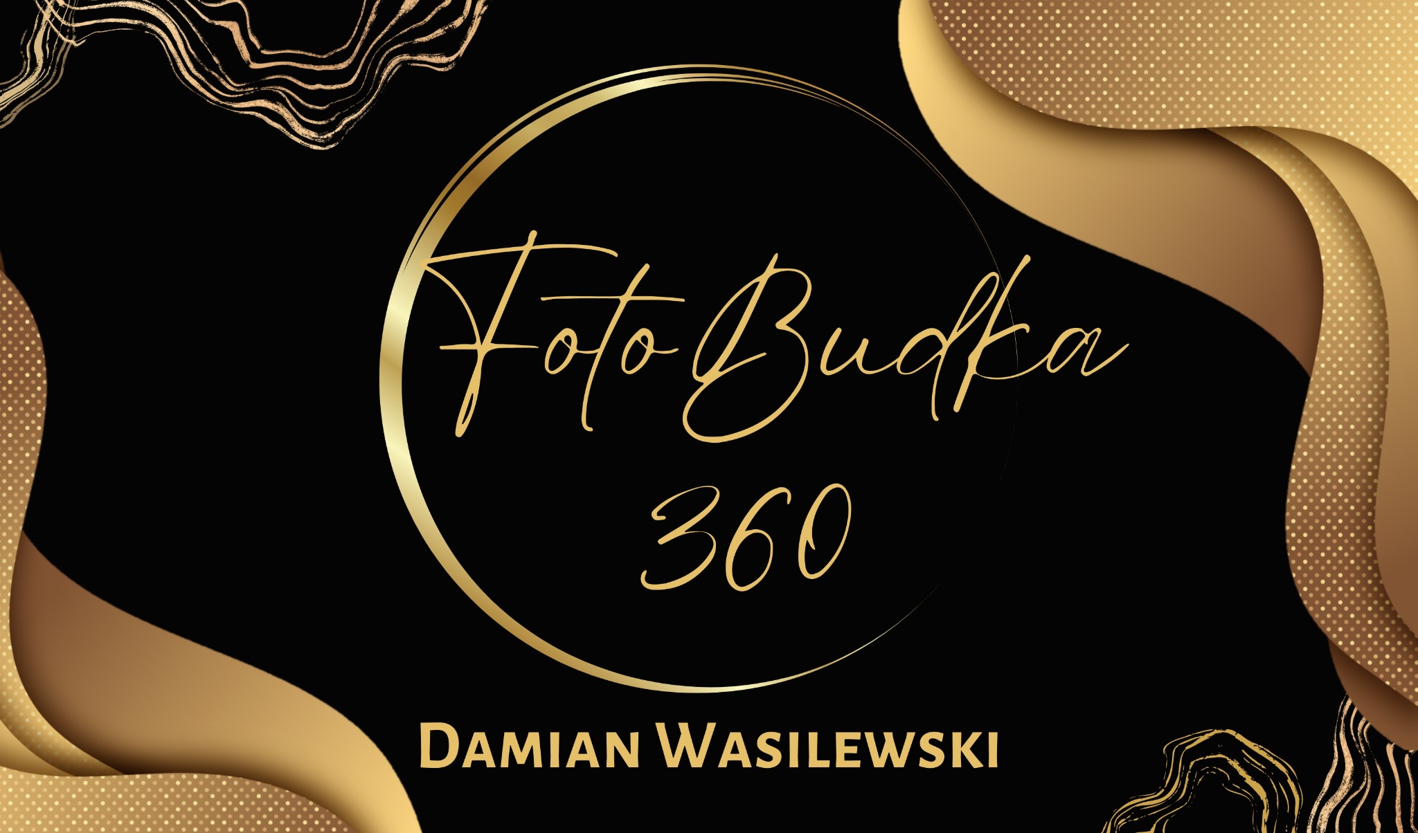 Grafika reklamowa z napisem 'Foto Budka 360' w złotym okręgu na czarnym tle, z dekoracyjnymi złotymi elementami i nazwą firmy 'Damian Wasilewski'.