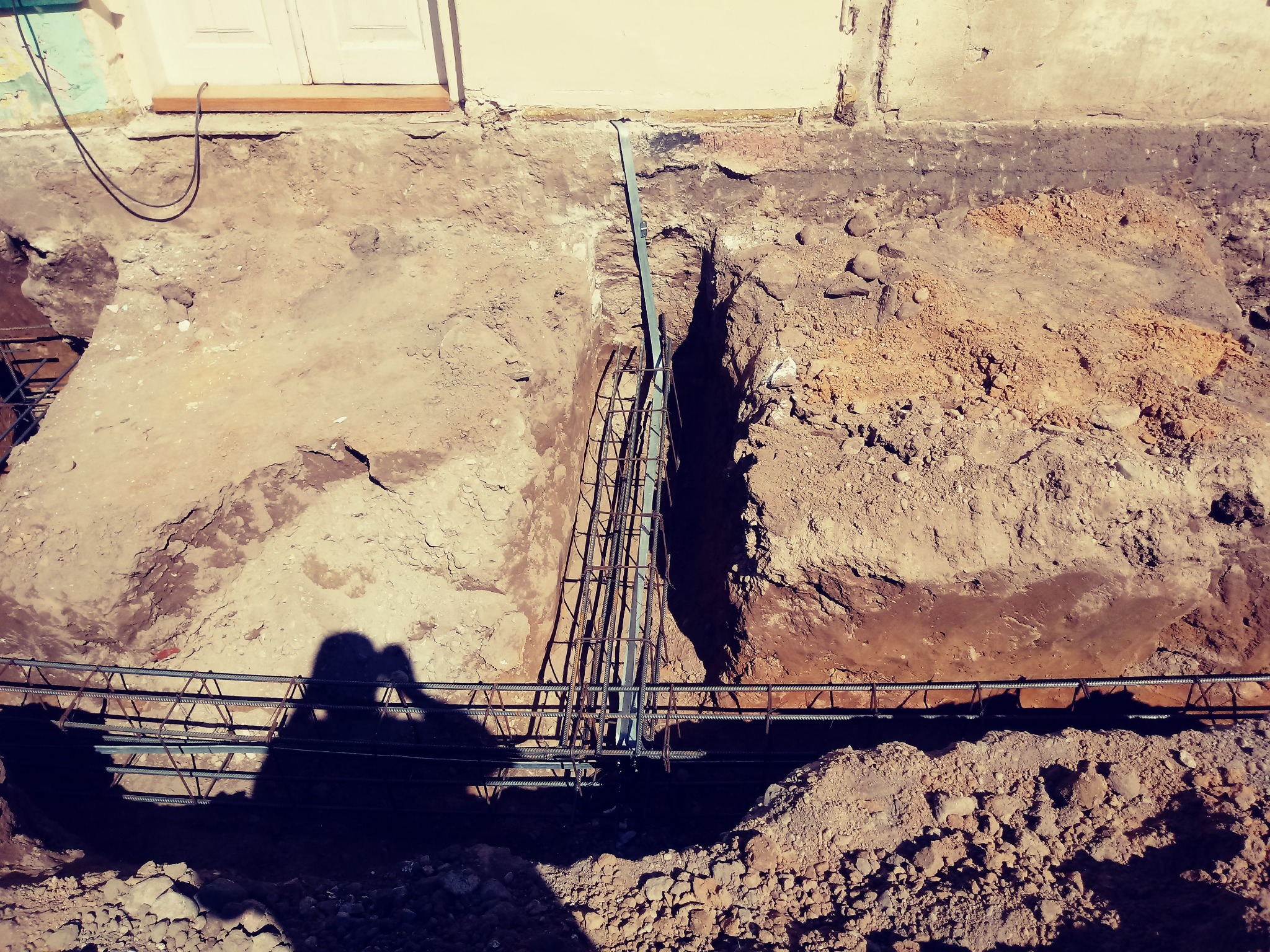 uziom naturalny. Uziemienie remontowanego budynku niezbędne do zadziałania współczesnych zabezpieczeń elektrycznych.