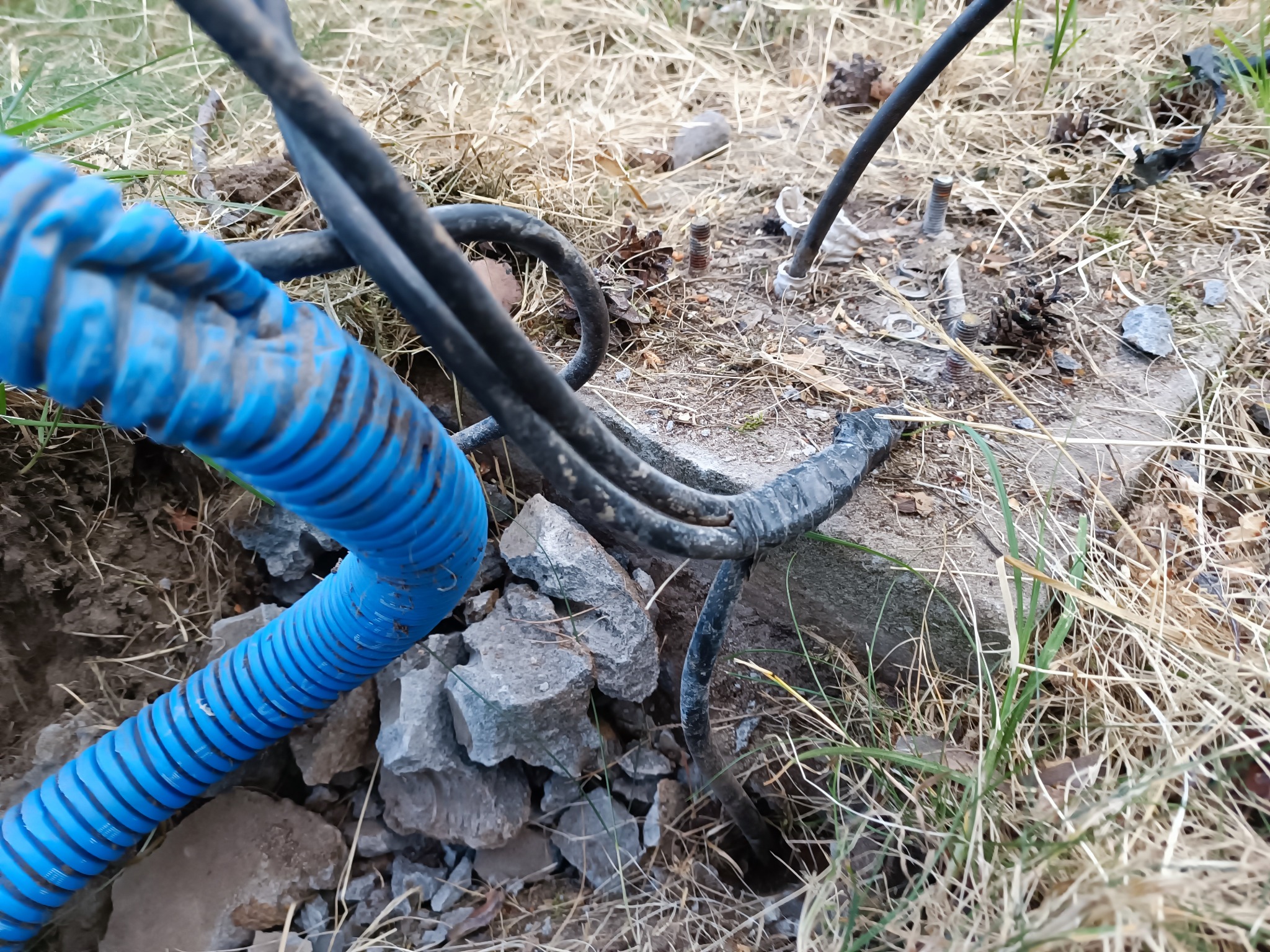 Zlokalizownie zwarcia w obwodzie oświetlenia w ogrodzie