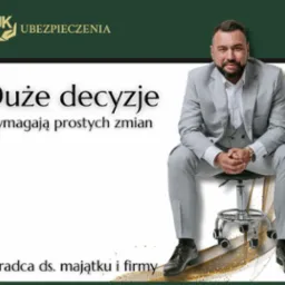 Mężczyzna w szarym garniturze siedzi na krześle obrotowym, z tekstem 'Duże decyzje wymagają prostych zmian' i logo firmy ubezpieczeniowej oraz dopiskiem 'Doradca ds. majątku i firmy'.