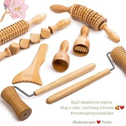 Mind & Body - Studio masażu Kobido - Zestaw drewnianych narzędzi do modelowania ciała, w tym wałki z wypustkami i przyrządy o ergonomicznym kształcie, ułożonych na białym tle, z delikatnym kwiatowym motywem w rogu i tekstem reklamowym...
