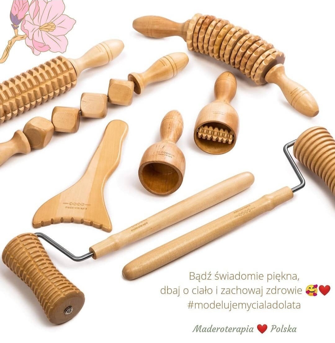 Zestaw drewnianych narzędzi do modelowania ciała, w tym wałki z wypustkami i przyrządy o ergonomicznym kształcie, ułożonych na białym tle, z delikatnym kwiatowym motywem w rogu i tekstem reklamowym...