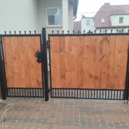 Wypełnienie bramy deską boazeryjną