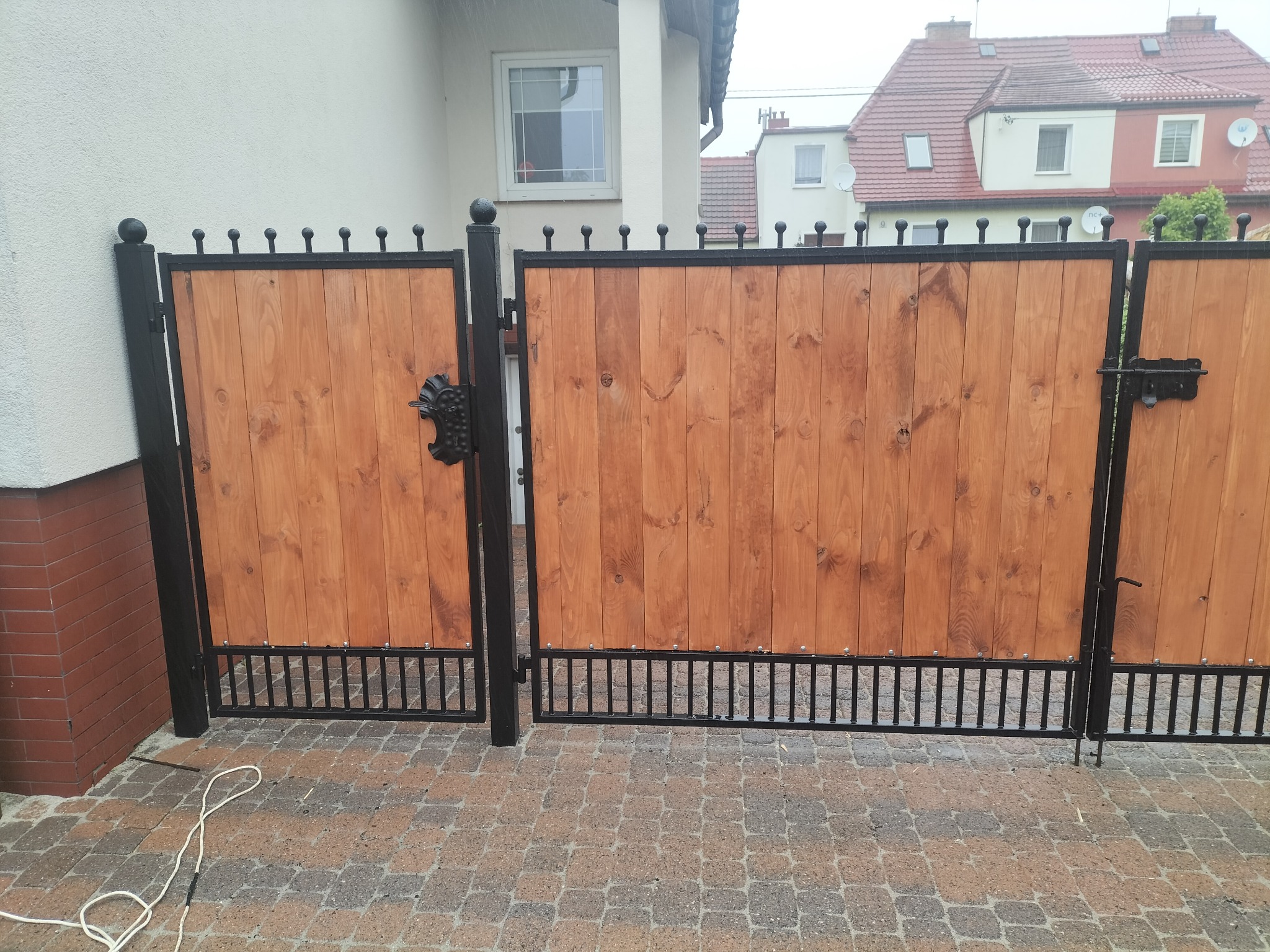 Wypełnienie bramy deską boazeryjną