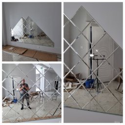 Voitech Studio - Ściana pokryta dekoracyjnymi lustrami w kształcie rombów, tworzącymi trójkątny wzór, widoczne narzędzia i pozostałości po montażu na podłodze.