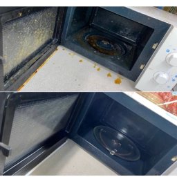 Magic Shine Cleaning Iana Pidgirna - Zdjęcie porównawcze wnętrza kuchenki mikrofalowej: górny kadr ukazuje silne zabrudzenia i resztki jedzenia, dolny kadr prezentuje czyste wnętrze po usunięciu zanieczyszczeń, widoczny szklany talerz...