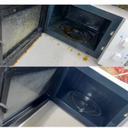 Zdjęcie porównawcze wnętrza kuchenki mikrofalowej: górny kadr ukazuje silne zabrudzenia i resztki jedzenia, dolny kadr prezentuje czyste wnętrze po usunięciu zanieczyszczeń, widoczny szklany talerz...